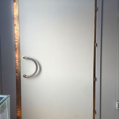 Elektromanyetik koruma için 10 KHz ∼ 18 GHz frekans aralığı ve 65 mm standart veya özel kalınlıkta beyaz RF koruma kapıları