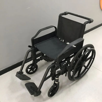40 cm sırt sırtı yüksekliği, 65 cm genel genişliği ve MRI odaları için çıkarılabilir yastıklı koltuk yatakları olan manyetik olmayan tekerlekli sandalye