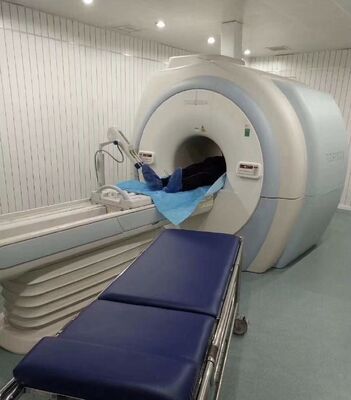 150mm Evrensel Sessiz Tekerlekli Kendinden Kilitlenen Korkuluklu ve 200 Kg Ağırlık Kapasiteli Manyetik Olmayan MRI Sedyesi