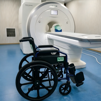 Çocuk MRI taşımacılığı için koltuk genişliği 45 cm ve ebeveyn itme kolu olan ağır işlevli manyetik olmayan tekerlekli sandalye