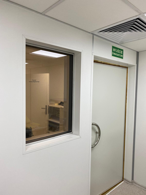 MRI RF Odası Kurulumu için Pirinç Mesh ve 5mm Temperli Camlı 40 ° C ila 85 ° C RF Korumalı Pencere